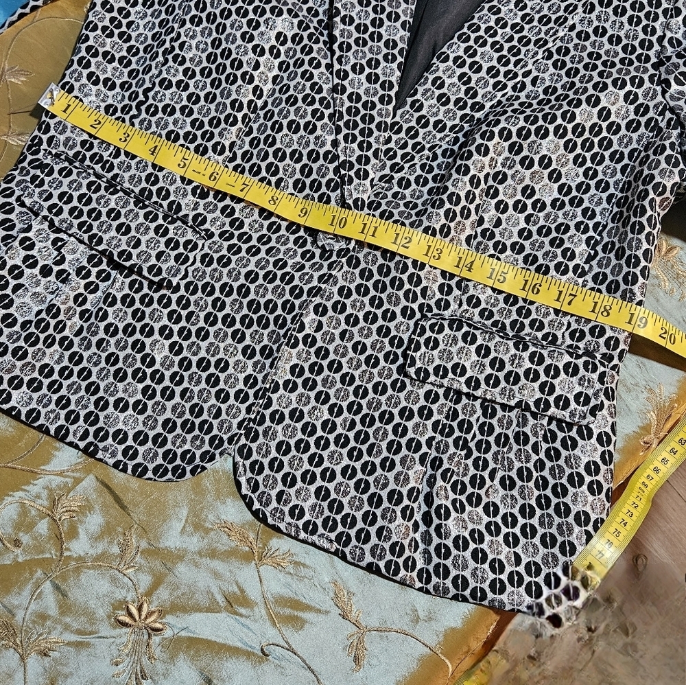 Women's Black and Cream Sequined Patterned Blazer. Size Large. - Picture 8 of 9